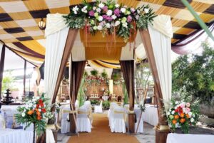 Dekorasi tenda yang elegan untuk acara formal dan informal