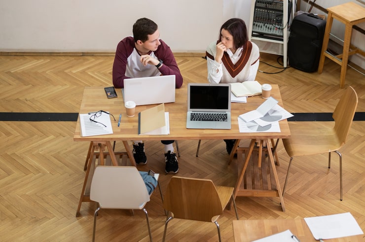 Memilih Antara Serviced Office dan Coworking: Apa yang Harus Dipertimbangkan?