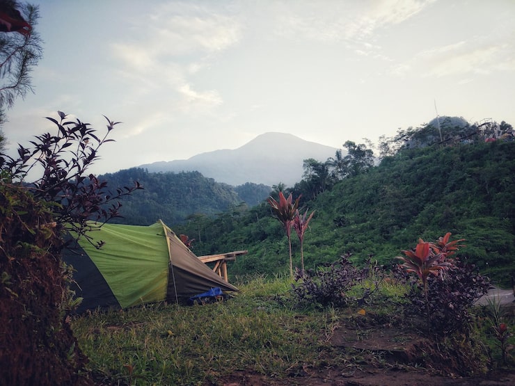 Camping Nyaman dan Aman di Dataran Tinggi: Apa Saja yang Harus Dibawa?
